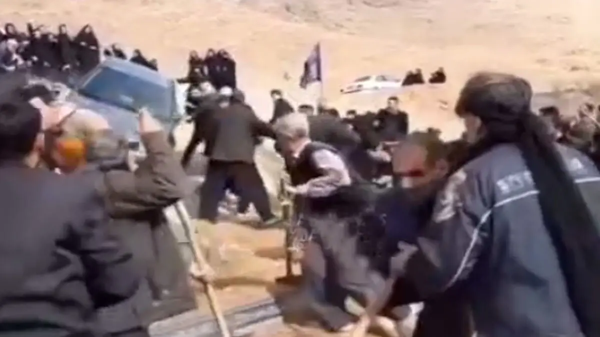 تصادف عجیب خودروی مگان با عزادارن / روی قبر متوفی متوقف شد!
