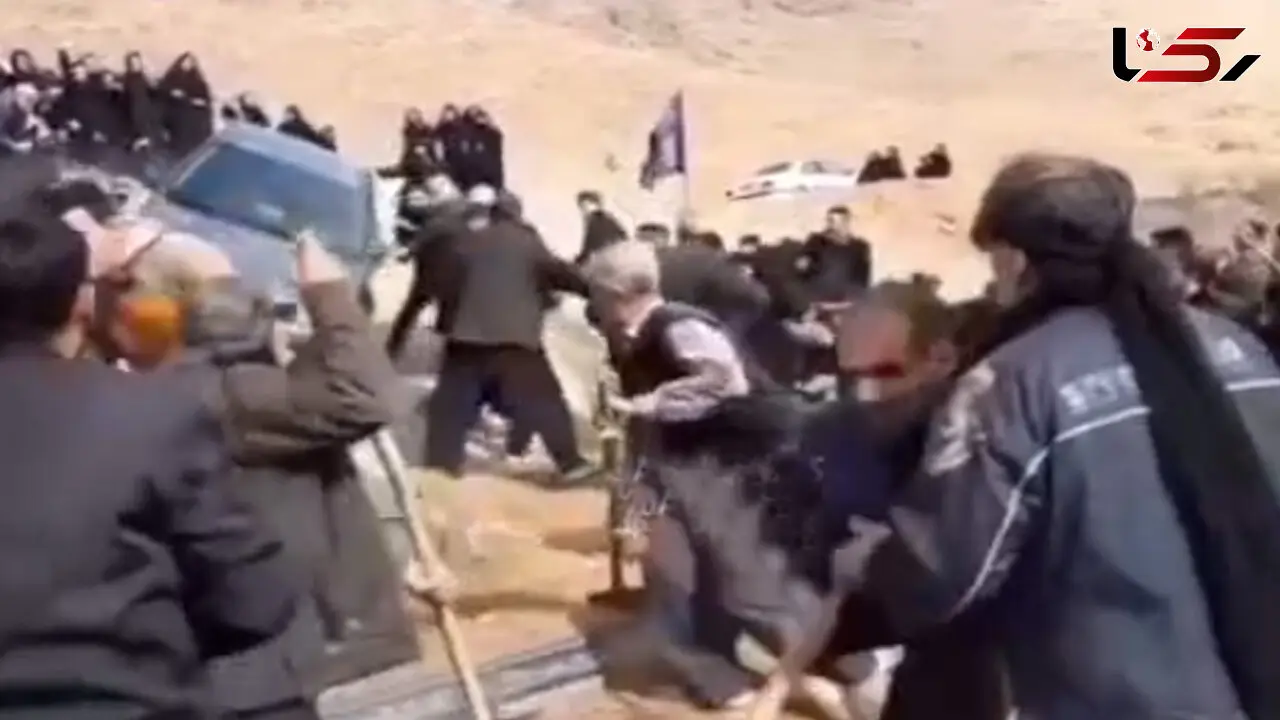 فیلم + تصادف عجیب خودروی مگان با عزادارن / روی قبر متوفی متوقف شد!