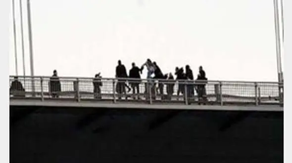 عکس از لحظه خودکشی دختر مهابادی از روی پل! + جزییات