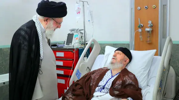 عیادت رهبر معظم انقلاب از آیت‌ الله مکارم شیرازی