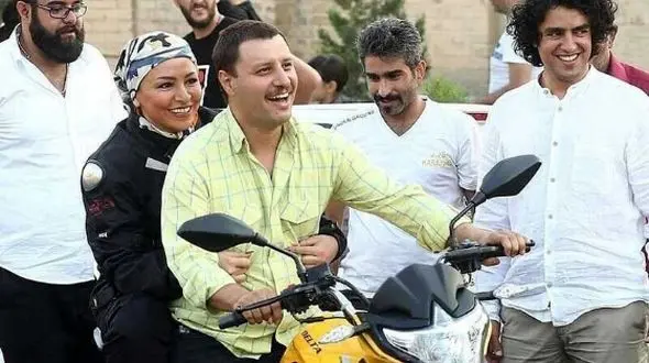 جواد عزتی : در خونه اجاره ای در دهِ ونک زندگی میکنم! / ماهانه150 تومن کرایه خانه می دهم!