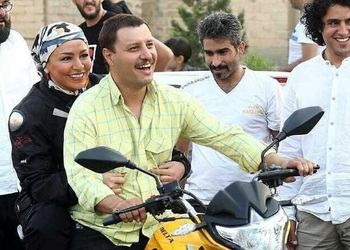 جواد عزتی : در خونه اجاره ای در دهِ ونک زندگی میکنم! / ماهانه150 تومن کرایه خانه می دهم!