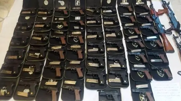 کشف صد قبضه سلاح کلت کمری در مرزهای کرمانشاه/ مرزبابان کشف کردند