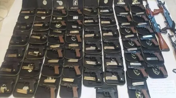 کشف صد قبضه سلاح کلت کمری در مرزهای کرمانشاه/ مرزبابان کشف کردند