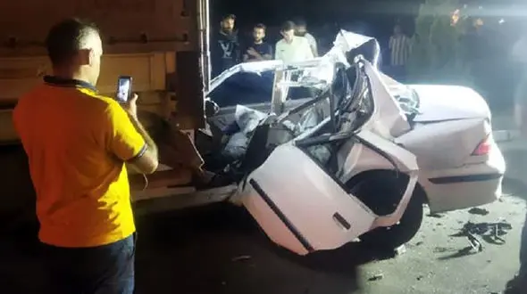 2 جوان در تصادف مرگبار یک سمند با کامیون در جاده فرودگاه همدان جان باختند + عکس