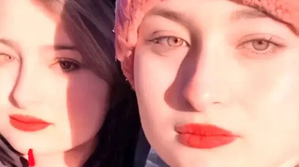 دور دور سارا و نیکا با ماشین خارجی + عکس رانندگی خانم بازیگر 18 ساله!