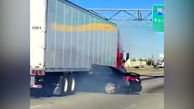 فیلم هولناک از له شدن خودروی لوکس زیر کامیون / راننده کامیون به مسیرش ادامه می داد