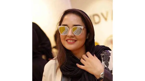 تصویر دیده نشده از نرگس محمدی با ظاهری متفاوت و عینک آفتابی عجیبش +عکس 