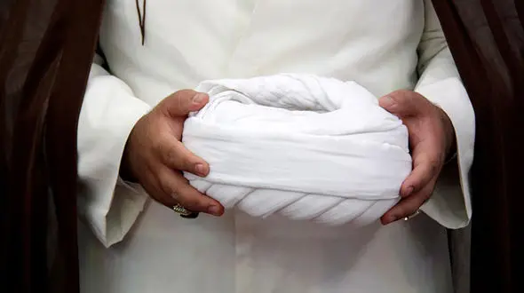 بوسه به عمامه‌ روحانیون در حرم مطهر امام رضا (ع)  + فیلم