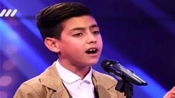 فیلم/ مجید معظمی، همان کودک دوست‌داشتنی عصر جدید / حالا با استایلی جذاب و صدایی مردانه روی صحنه از عاشقی می خواند