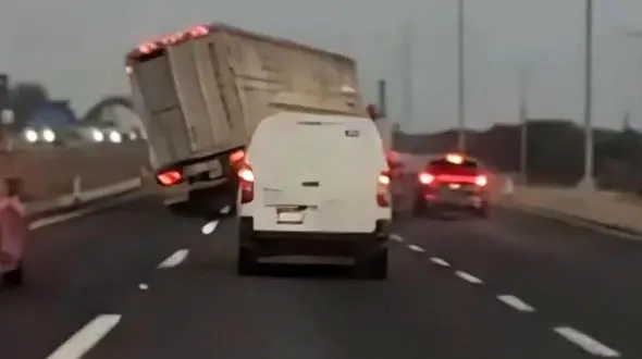 ببینید / لحظه اشتباه فاحش راننده کامیون و سرشاخ شدن با یک تریلی! + فیلم