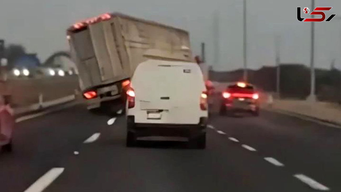 ببینید / لحظه اشتباه فاحش راننده کامیون و سرشاخ شدن با یک تریلی! + فیلم