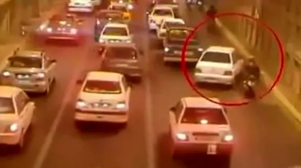 خطر در تونل توحید/ موتور سواران بی هوش می شوند +فیلم