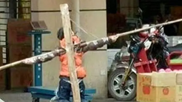 به صلیب‌کشیدن کودک بازیگوش+عکس