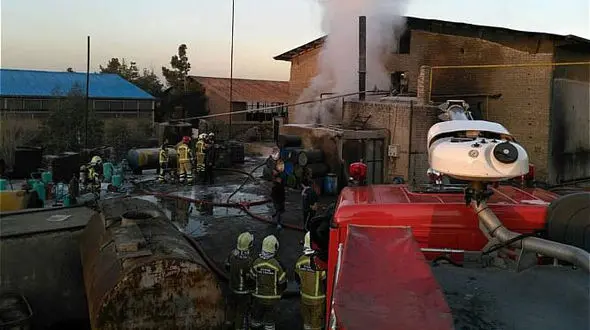 مخزن بزرگ یک کارخانه تصفیه روغن سوخته آتش گرفت + عکس