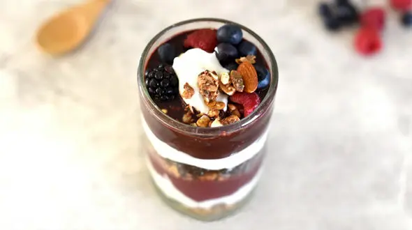  پارفه توت فرنگی با ماست دسری رژیمی و خوشمزه