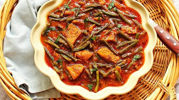 آموزش پخت خورش لوبیا سبز مجلسی با مرغ و رب گوجه‌ فرنگی
