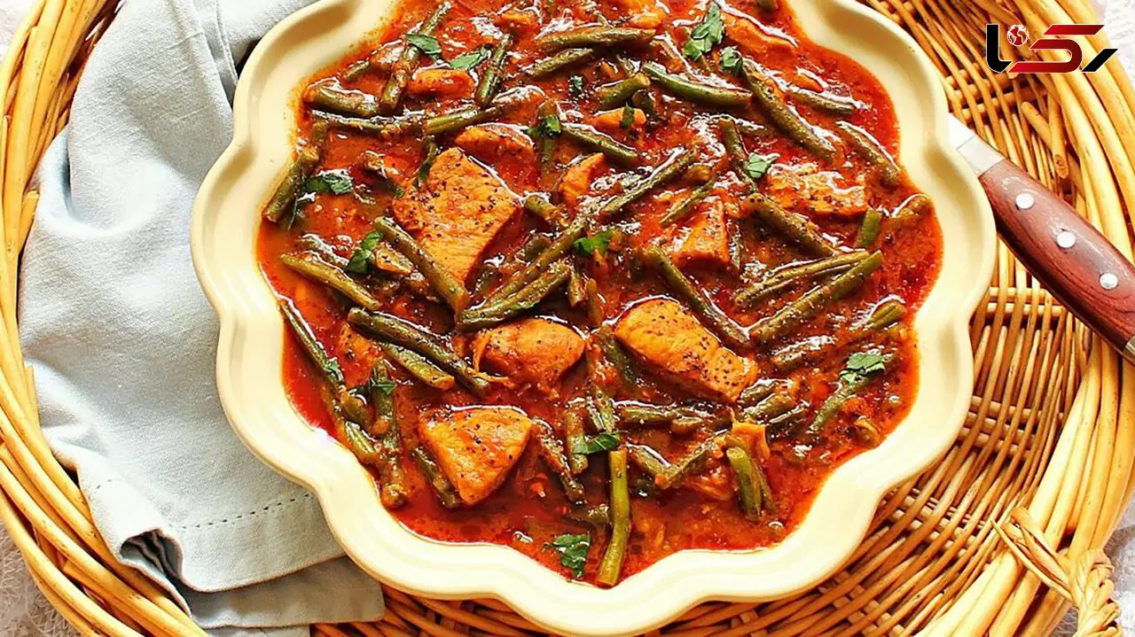 آموزش پخت خورش لوبیا سبز مجلسی با مرغ و رب گوجه‌ فرنگی