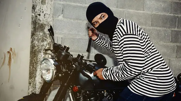 فیلم سرقت برق‌آسا در امیرآباد میبد / موتورسیکلت بدون قفل در چند ثانیه به سرقت رفت!