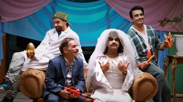 رازهای دکوراسیون دورهمی علی صادقی و آقا رشید!/مبلمان شیک و دیوار هایی سفید رنگ به سبک مینیمال+جزئیات