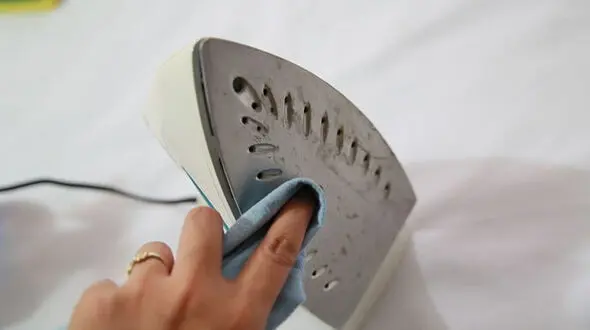 تمیز کردن اتو بخار با نسخه ای خانگی