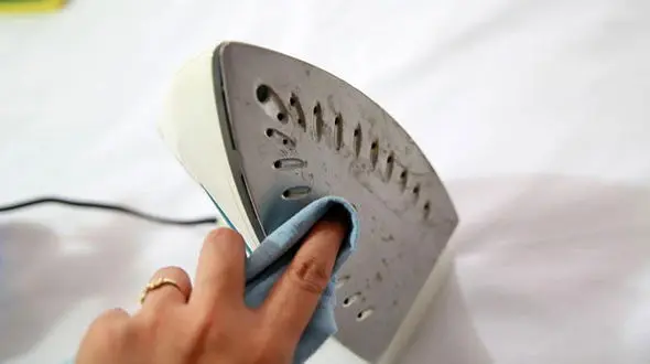 تمیز کردن اتو بخار با نسخه ای خانگی