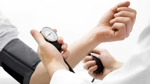 از فشار خون بالا چه می‌دانید؟ علائم، خطرات و درمان