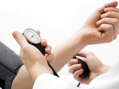 از فشار خون بالا چه می‌دانید؟ علائم، خطرات و درمان