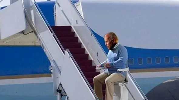 پسر ترامپ زمین خوردن های بایدن را سوژه کرد