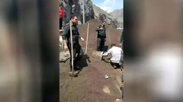 فیلم لحظه بیرون کشیدن خودروی دفن شده زیر خاک در سیل هولناک جاده چالوس