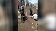فیلم لحظه بیرون کشیدن خودروی دفن شده زیر خاک در سیل هولناک جاده چالوس
