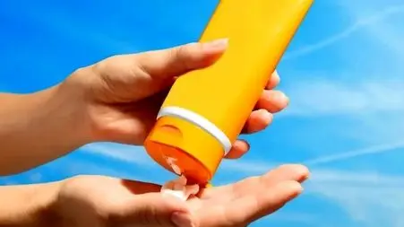 راهنمای کامل انتخاب ضدآفتاب: محافظت از پوست شما در برابر اشعه‌ های مضر