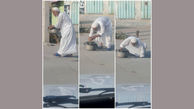امام جمعه موقت گناوه در حال تمیز کردن ورودی فاضلاب + عکس