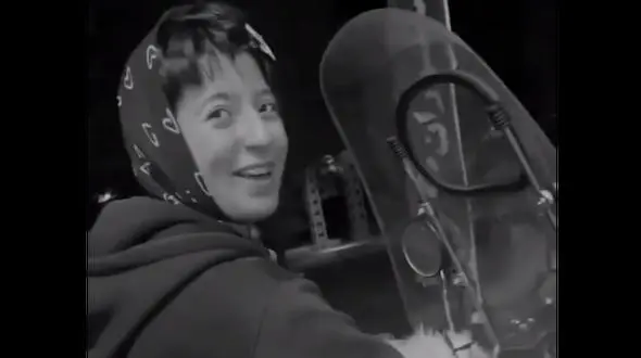 این دختر پیک موتوری در تهران کیست ؟!  / فیلمش دل همه را سوزاند !