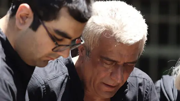 فیلم گریه های دردناک همسر شهرزاد جواهری در مراسم خاکسپاری خانم بازیگر / از حضور لادن اسکندری تا هدایت هاشمی و دیگر هنرمندان/روحش شاد