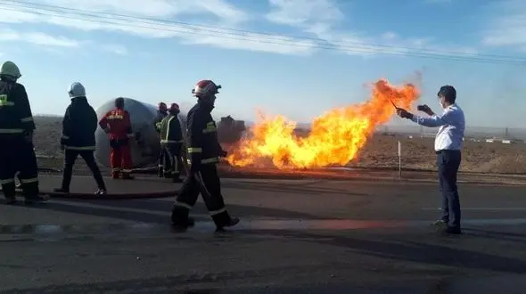 برخورد خودرو و آتش سوزی در مسیر دامغان - سمنان 