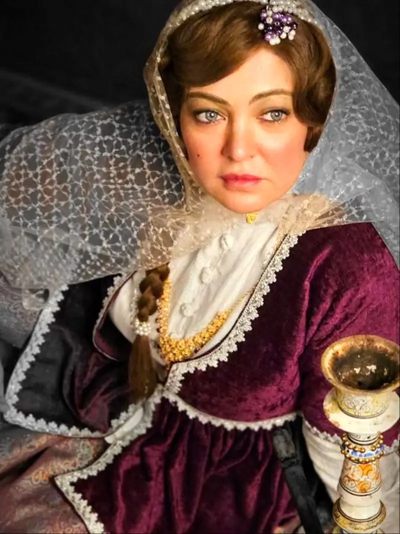 عکس ها / نگاهی بر طراحی لباس ترلان پروانه، رزیتا غفاری، ستاره اسکندری در سریال «بامداد خمار»