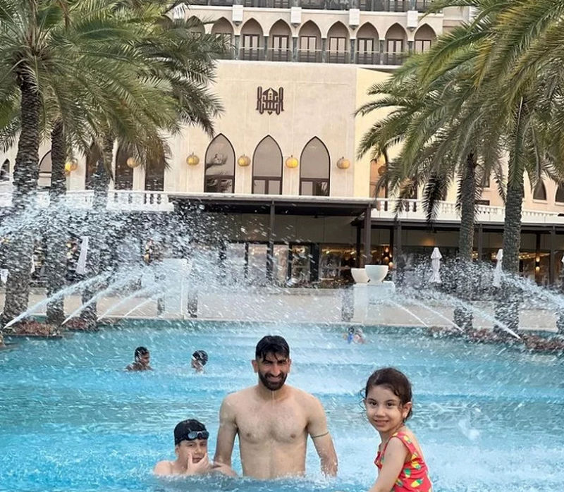 تفریحات لاکچری علی رضا بیرانوند و‌ خانواده اش در عمان!