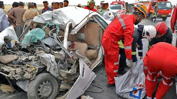عکس های تکاندهنده از مچاله شدن پراید در برخورد با کامیون / مرد مشهدی کشته شد