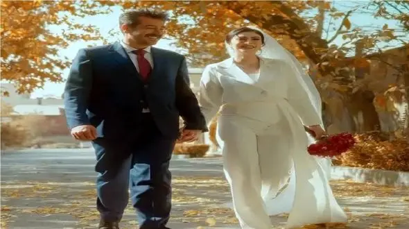 مریم مومن با لباس عروس سوار بر موتور شوهری داماد قرارمون یادت نره میخونه + فیلم