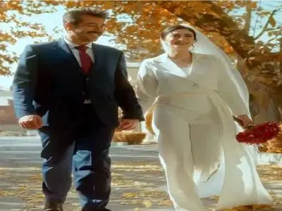 فیلم  آواز شاد /  مریم مومن با لباس عروس سوار بر موتور شوهری داماد قرارمون یادت نره میخونه  ...