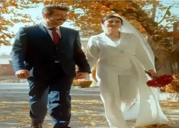 فیلم  آواز شاد /  مریم مومن با لباس عروس سوار بر موتور شوهری داماد قرارمون یادت نره میخونه  ...