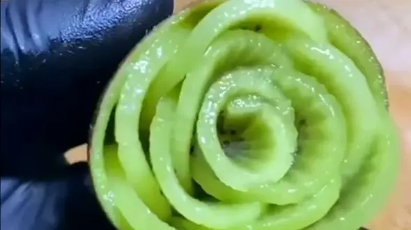 تزئین کیوی به شکل گل + فیلم