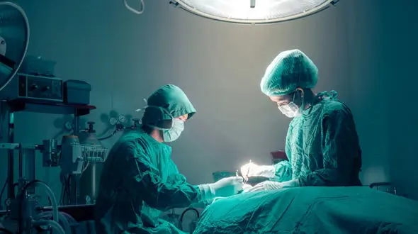 افشای  آزار شیطانی زن تهرانی زیر عمل جراحی بینی ! / این زن مرد !