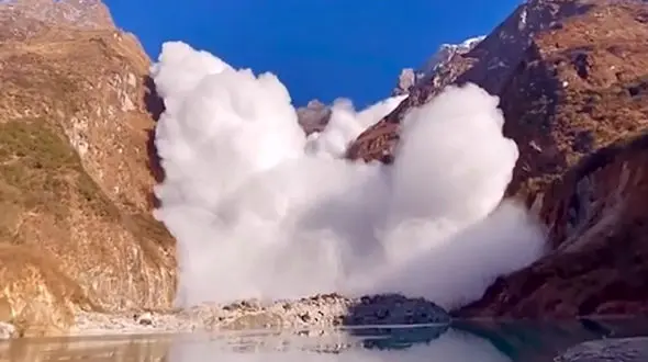 ریزش بهمن و خلق رنگین کمان در دل کوه + فیلم