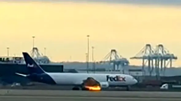 فیلم لحظه آتش گرفتن  موتور بویینگ ۷۶۷ فدرال اکسپرس و فرود اضطرار  در باند فرودگاه