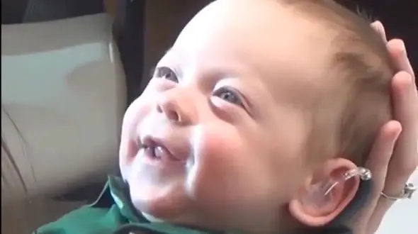 فیلمی که دلها را تکان داد !  / کودک ناشنوا صدای مادرش را شنید ! 