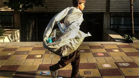 جدال شبانه کودکان اجاره ای برای تکه ای  زباله + فیلم