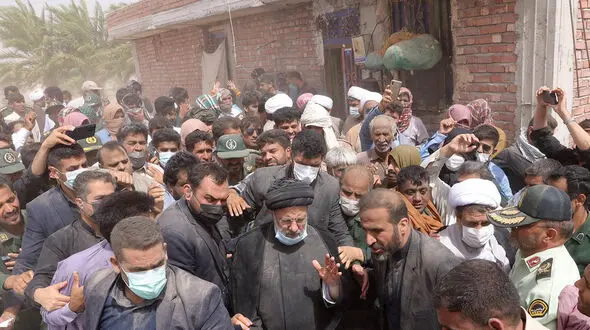 طوفان شن هم مانع دیدار آیت‌الله رئیسی با مردم روستای کروچان کرمان نشد ! + تصاویر