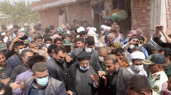 طوفان شن هم مانع دیدار آیت‌الله رئیسی با مردم روستای کروچان کرمان نشد ! + تصاویر